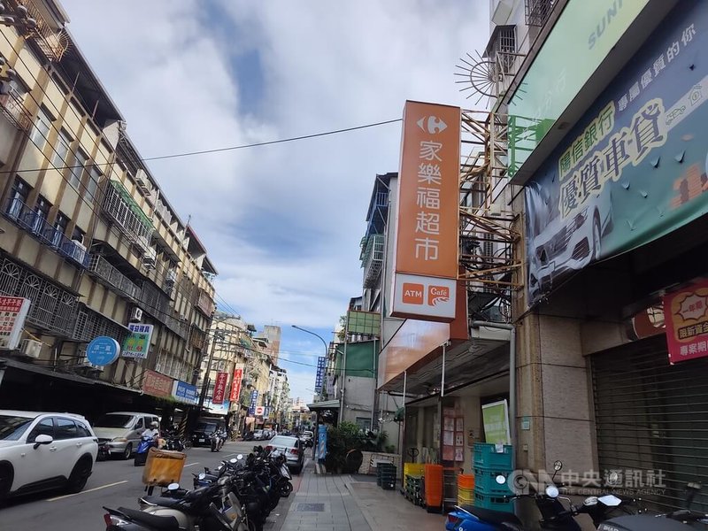 近日外界不斷猜測家樂福的新名稱，30日上午6時會員APP及官網揭曉新品牌名稱，量販更名為「萬家福」、超市更名為「樂家康」；萬家福30日表示，基於授權合約範圍及相關法規，6月30日前得使用舊品牌名稱，7月1日後才得使用新品牌名稱。圖為萬家福舊品牌名稱招牌。中央社記者何秀玲攝　115年6月30日