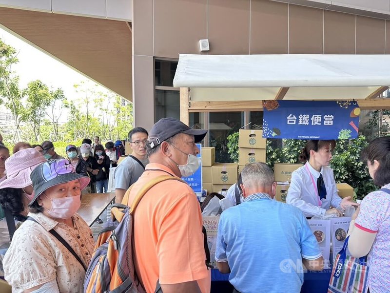 全台首座台鐵便當體驗店30日在鳳山車站開幕迎客，排隊人潮繞了大半個車站範圍。中央社記者林巧璉攝　115年6月30日