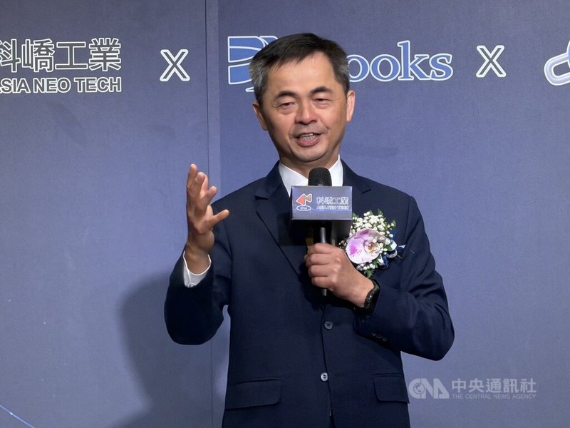 半導體設備廠家登董事長邱銘乾（圖）30日出席科嶠與美商Brooks Automation策略聯盟記者會時受訪表示，隨著人工智慧（AI）晶片尺寸放大，先進封裝朝向方形基板發展是「必走之路」，台灣供應鏈將迎來全新機會。中央社記者吳家豪攝　115年6月30日