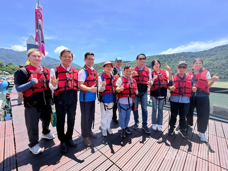 花蓮鯉魚潭風景遊憩區天鵝船等浮具恢復營業，縣府30日在鯉魚潭舉行天鵝船新啟航典禮，邀請花蓮旅宿代言人安芝儇（右3）搭乘體驗。中央社記者張祈攝　115年6月30日