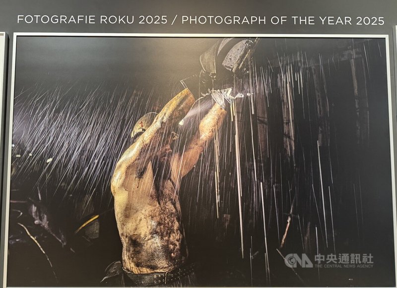 2025年捷克新聞攝影比賽「年度照片獎」由記錄捷克東部礦坑停產的作品奪得，呈現當地逾200年的採礦歷史走向終結的重要時刻，一名礦工展現勞動的艱辛與張力。中央社記者劉郁葶布拉格攝　115年6月30日