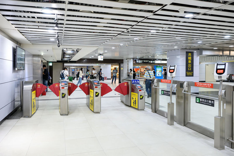 為紓解自由座旅客，台灣高鐵在臉書發文，高鐵台北站30日中午開啟塵封20年神秘通道，預估每一列車將有至少1/4的旅客，可經由新開通的通道及閘門出站。（台灣高鐵提供）中央社記者黃巧雯傳真 115年6月30日