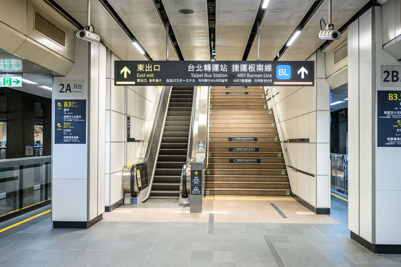 為紓解自由座旅客，台灣高鐵在臉書發文，高鐵台北站30日中午開啟塵封20年神秘通道，位於第10車位置附近，自由座旅客下車後，即可經由這條通道快速離站。（台灣高鐵提供）中央社記者黃巧雯傳真 115年6月30日