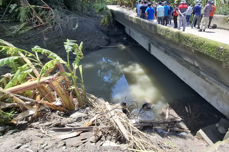 台南山區部分地區近日雨後出現溪流淤積情形，民進黨立委郭國文30日邀集相關單位現勘。（郭國文服務處提供）中央社記者楊思瑞台南傳真　115年6月30日