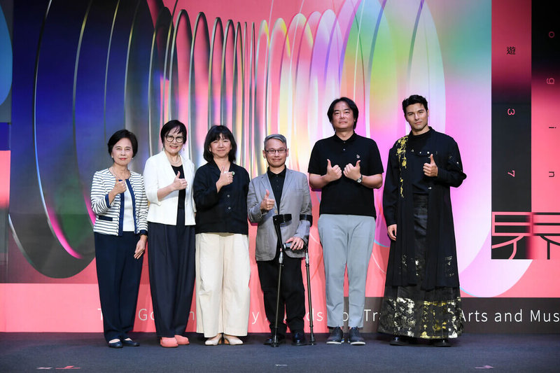 第37屆傳藝金曲獎入圍名單30日揭曉，戲曲表演類召集人王麗嘉（左起）、總召集人暨音樂類召集人施德玉、文化部政務次長李靜慧、傳統藝術中心副主任王逸群、策展人王奕盛及宣傳大使鳳小岳共同參與。（傳藝中心提供）中央社記者趙靜瑜傳真  115年6月30日