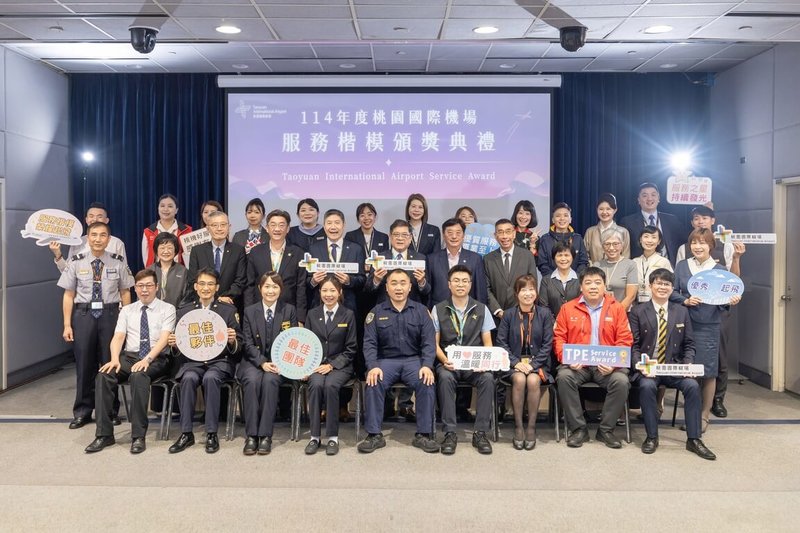 桃園國際機場股份有限公司30日舉行服務楷模頒獎典禮，桃機公司董事長楊偉甫（2排左6）表示，26名服務楷模在各自領域發揮專業能力，以服務熱忱協助旅客解決問題，展現桃機優質服務核心價值。（桃園國際機場公司提供）中央社記者吳睿騏桃園機場傳真　115年6月30日