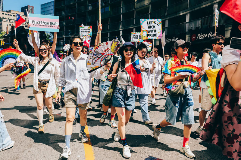 Taiwan With Pride團隊今年以逾百人規模參加多倫多同志大遊行，大家手持台加國旗和各式標語，活力滿滿。（寬容自信台灣協會提供）中央社記者胡玉立多倫多傳真　115年6月30日