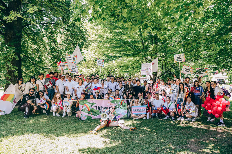 台灣隊Taiwan With Pride連續第4年報名參加多倫多同志大遊行，視此為台灣在國際社會展現平權價值的窗口。圖為團隊在集合出發前合影。（寬容自信台灣協會提供）中央社記者胡玉立多倫多傳真　115年6月30日