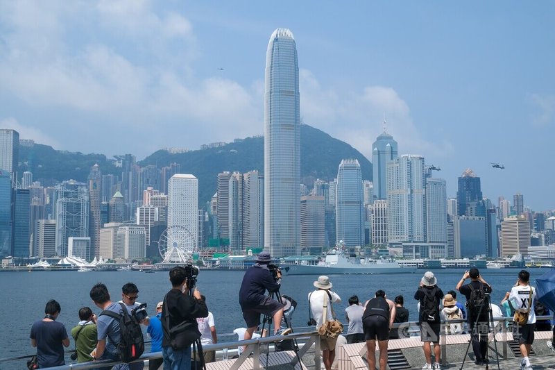 香港國安法實施了6年，社會有不少轉變。圖為攝影愛好者在維多利亞港旁拍照。（中新社）中央社　115年6月30日