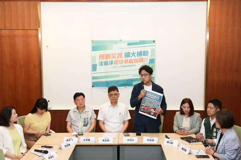 台北市長參選人沈伯洋（右4）30日上午在立法院，出席內湖淹水補助說明記者會，沈伯洋邀請水利署副署長黃宏莆（左4）出席，並說明補助措施。中央社記者吳家昇攝 115年6月30日