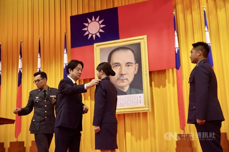 總統賴清德（左2）30日在台北北投國防大學復興崗校區，出席「115年三軍八校院聯合畢業典禮」，為畢業生掛階。中央社記者王飛華攝  115年6月30日