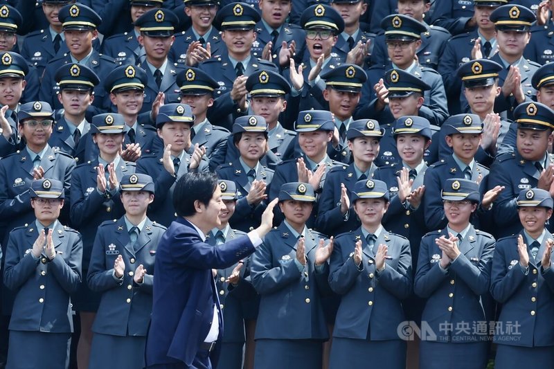 民國115年三軍八校院聯合畢業典禮30日上午在國防大學復興崗校區舉行，總統賴清德（前）出席，向畢業生揮手致意。中央社記者王飛華攝　115年6月30日