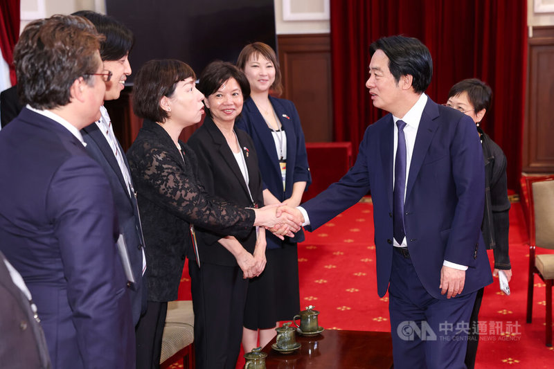 總統賴清德（前右）30日下午在總統府接見「日本中華聯合總會回國致敬團」，逐一向訪團成員握手致意。中央社記者吳家昇攝　115年6月30日