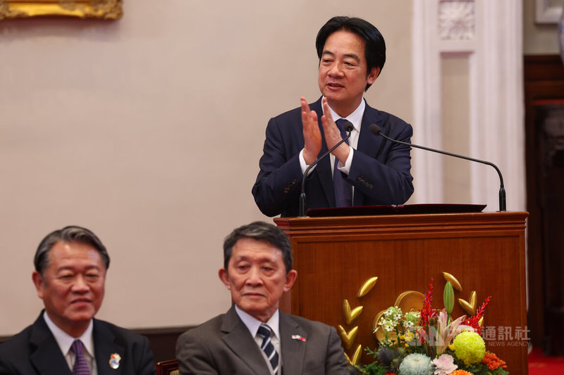 總統賴清德（後右）30日下午在總統府接見「日本中華聯合總會回國致敬團」，賴總統致詞時，肯定團員對台日交流的貢獻。中央社記者吳家昇攝　115年6月30日