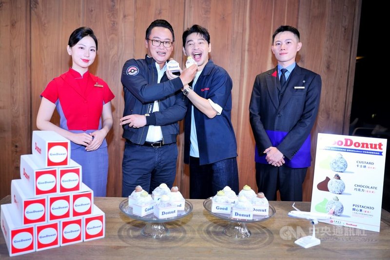 中華航空30日起限時在桃園國際機場貴賓室提供人氣甜甜圈給旅客享用，華航總經理陳漢銘（左2）透露，他與藝人阿ken（右2）是好朋友，未來期待雙方推出更多甜點合作。中央社記者吳睿騏攝　115年6月30日