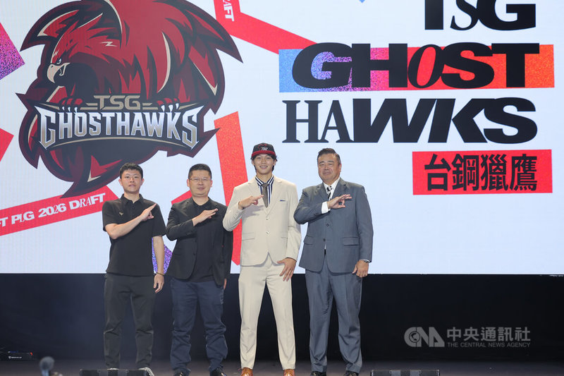 台灣職籃P. LEAGUE+聯盟新人選秀會30日在台北舉行，台鋼獵鷹以榜眼籤選入輔仁大學李盛新（右2），李盛新與球團總經理高景炎（右）等人比出球隊手勢合影。中央社記者翁睿坤攝　115年6月30日