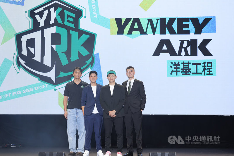 台灣職籃P. LEAGUE+聯盟新人選秀會30日晚間在台北登場，握有狀元籤的洋基工程選中來自健行科大的後衛王鼎鈞（右2），王鼎鈞與球隊總經理錢韋成（左2）等人一同合影。中央社記者翁睿坤攝　115年6月30日