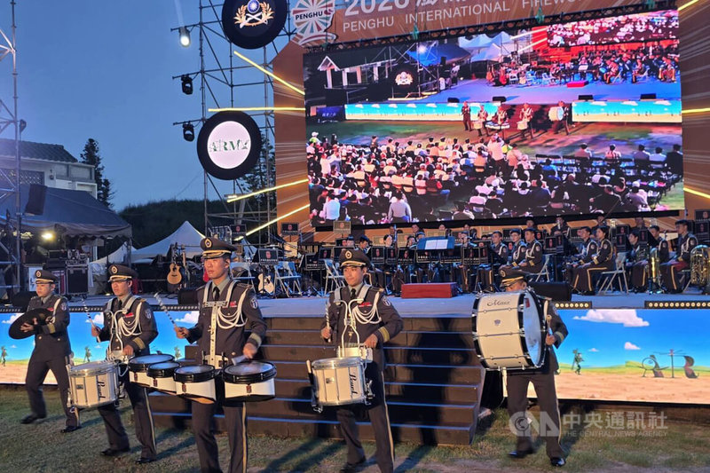 澎湖國際海上花火節「陸軍之夜」30日晚間在觀音亭園區登場，陸軍鎮疆音樂晚會由陸軍軍樂隊、儀隊、兩棲偵察營蛙人操演、南方二重唱等帶來精彩演出。中央社　115年6月30日