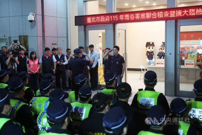台北市政府115年青春專案首日跨局處聯合稽查30日晚間在台北市警察局松山分局宣告啟動，台北市長蔣萬安（後中行禮者）到場視察督導。中央社記者趙世勳攝　115年6月30日