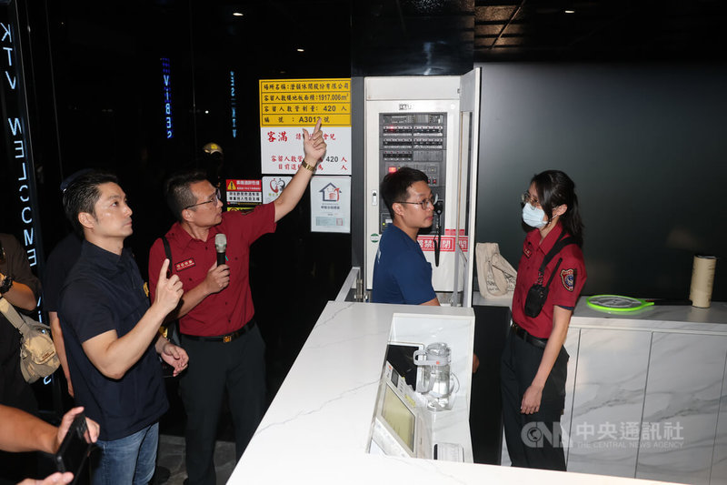 台北市政府115年青春專案首日跨局處聯合稽查30日晚間在台北市警察局松山分局宣告啟動，台北市長蔣萬安（前左）並隨同前往一處KTV進行消防安檢。中央社記者趙世勳攝　115年6月30日