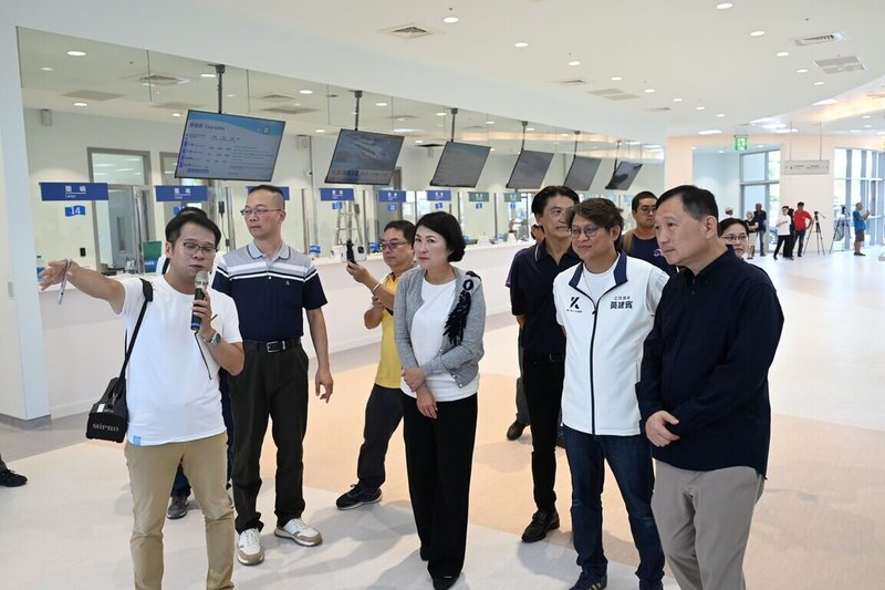 台東縣「富岡港交通船客運中心」30日啟動試營運，全新客運中心將大幅改善往返綠島、蘭嶼離島旅客候船環境，台東縣長饒慶鈴（前右3）、副縣長王志輝（前右1）、國民黨籍立委黃建賓（前右2）等人出席祈福儀式，見證台東海運發展的重要里程碑。（台東縣政府提供）中央社記者李先鳳傳真　115年6月30日