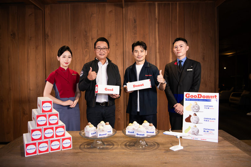 華航攜手超人氣甜甜圈品牌進駐桃園機場第1、2航廈貴賓室專屬區，為期2週每日限量供應。華航總經理陳漢銘（左2）與甜甜圈品牌創辦人阿Ken（右2）30日現身宣傳。（華航提供）中央社記者余曉涵傳真　115年6月30日