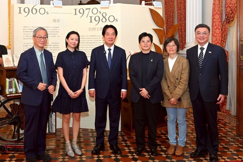 「臺灣漫遊錄」獲國際布克獎，文化部30日在台北賓館舉辦慶功宴，向作者楊双子（右3）以及英文版譯者金翎（左2）表達感謝。總統賴清德（左3）出席頒發獎狀及獎金，行政院長卓榮泰（右1）、文化部長李遠（左1）、春山出版社總編輯莊瑞琳（右2）出席活動。（行政院提供）中央社記者賴于榛傳真　115年6月30日