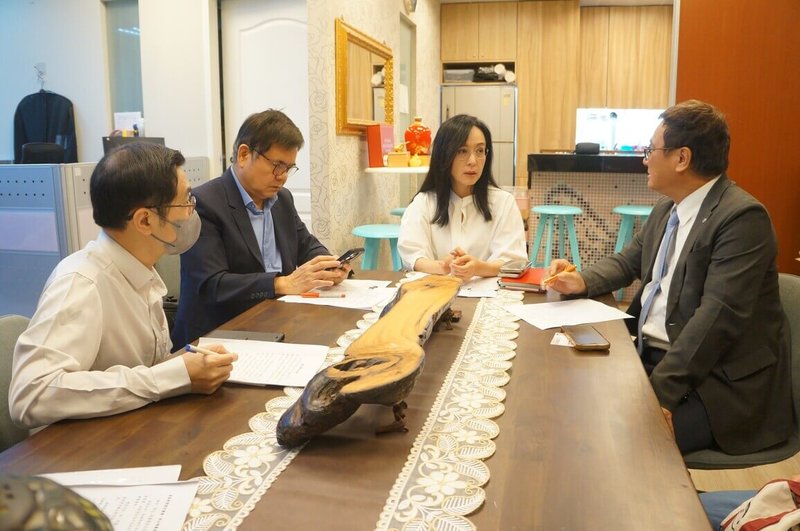 民進黨立委陳瑩（右2）與莊瑞雄（左2）經多次與台鐵溝通協調，促成台鐵規劃推出「大學生優惠票」方案，預計7月公告、8月實施。（陳瑩服務處提供）中央社記者李先鳳傳真　115年6月30日