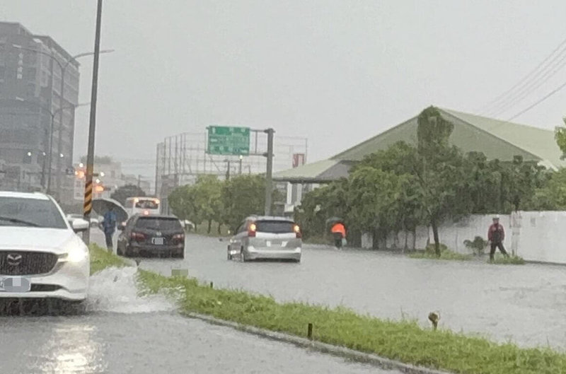 新竹縣政府因應26日強降雨災情，30日宣布提供車輛慰助、住屋淹水救助等措施，將以從簡、從寬、從速辦理，盼減輕受災縣民的經濟負擔。（新竹縣政府提供）中央社記者郭宣彣傳真　115年6月30日