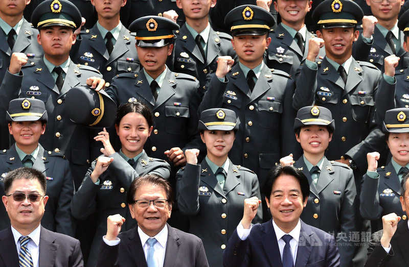 115年三軍八校院聯合畢業典禮30日在國防大學復興崗校區舉行，總統賴清德（前右）出席主持，進行大合影時，一名畢業生帽子意外被揮落，成為小插曲。中央社記者王飛華攝　115年6月30日