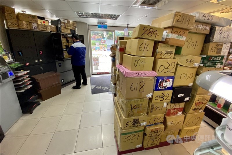 資策會MIC發布電商市場趨勢與消費調查，消費者期待的電商AI服務中，以AI商品比價居首，為68.7%；取貨方式部分，超商取貨比率最高，達75.2%。圖為便利商店內待取貨的包裹。（中央社檔案照片）
