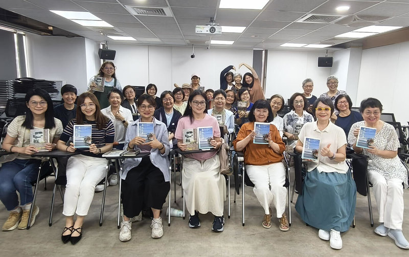台北市閱讀寫作協會主辦「2026生活寫作班」將於8月開課，由15名作家指導學員，盼透過閱讀與書寫安頓內在、沉澱思考。（台北市閱讀寫作協會提供）中央社　115年6月30日