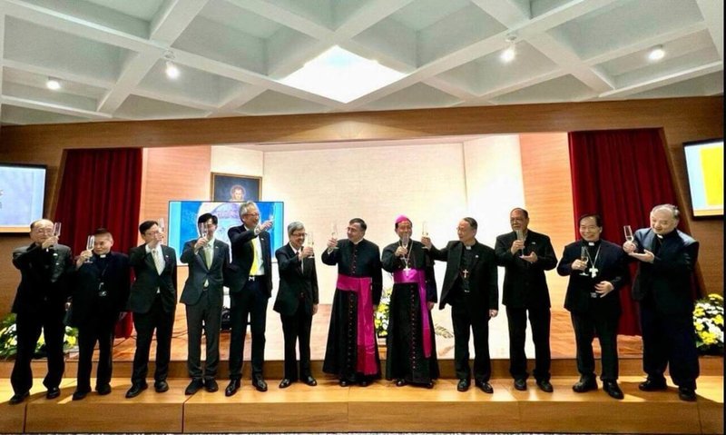 外交部政務次長吳志中（左5）29日出席慶祝教宗良十四世牧職1週年活動表示，台灣將與教廷攜手將科技力量送到世界角落；並與教廷大使館代辦馬德範（Stefano Mazzotti，中）、中研院院長陳建仁（左6）等合影。（外交部提供）中央社記者楊堯茹傳真 115年6月30日