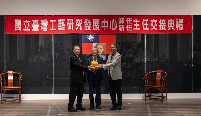 國立台灣工藝研究發展中心30日舉行主任交接典禮，卸任主任陳殿禮（右）將印信交接給新任主任梁晋誌（左），由文化部長李遠（中）擔任監交。（國立台灣工藝研究發展中心提供）中央社記者蕭博陽南投縣傳真　115年6月30日