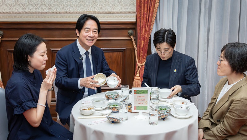 總統賴清德（左2）30日出席「讓世界讀到台灣－台灣文學外譯的花開時節」交流會暨微型展，圖為賴總統與「臺灣漫遊錄」作者楊双子（右2）、譯者金翎（左1）、春山出版總編輯莊瑞琳（右1）享用書中描述的美食。（總統府提供）中央社記者溫貴香傳真　115年6月30日