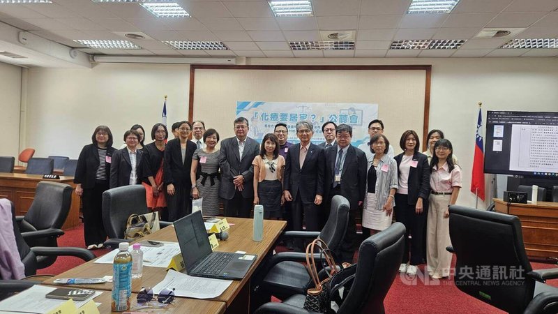 民眾黨立委陳昭姿辦公室與民進黨立委王正旭辦公室30日合辦「化療要居家？癌症在宅化療之篩選標準、併發症風險、監測與後送、保險給付相關配套措施如何建立？」公聽會。中央社記者曾以寧攝　115年6月30日