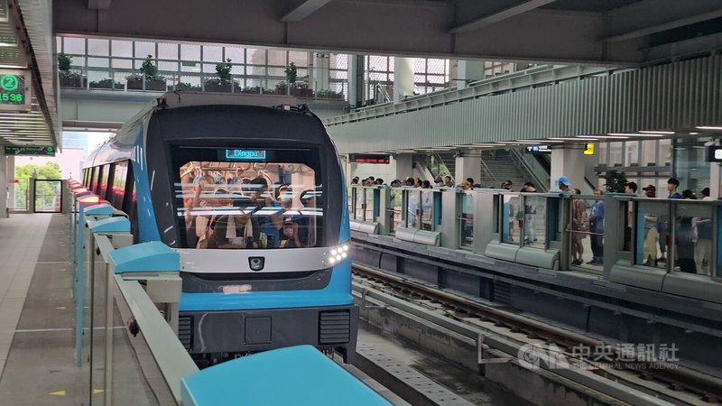新北捷運三鶯線30日通車，下午2時起開放免費試乘，各站湧現排隊體驗人潮，列車車廂擠入滿滿乘客。中央社記者王鴻國攝　115年6月30日