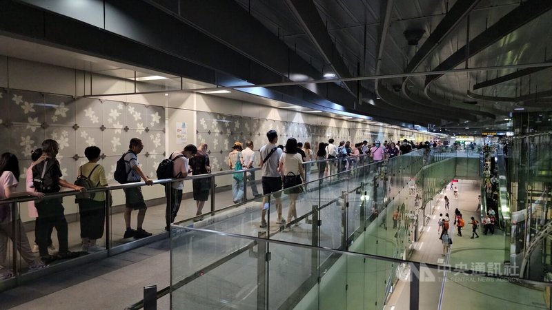 新北捷運三鶯線通車，30日下午2時開放試乘，各站下午1時許就出現排隊人潮，尤其是可轉乘捷運板南線的頂埔站內有長長人龍。中央社記者王鴻國攝　115年6月30日