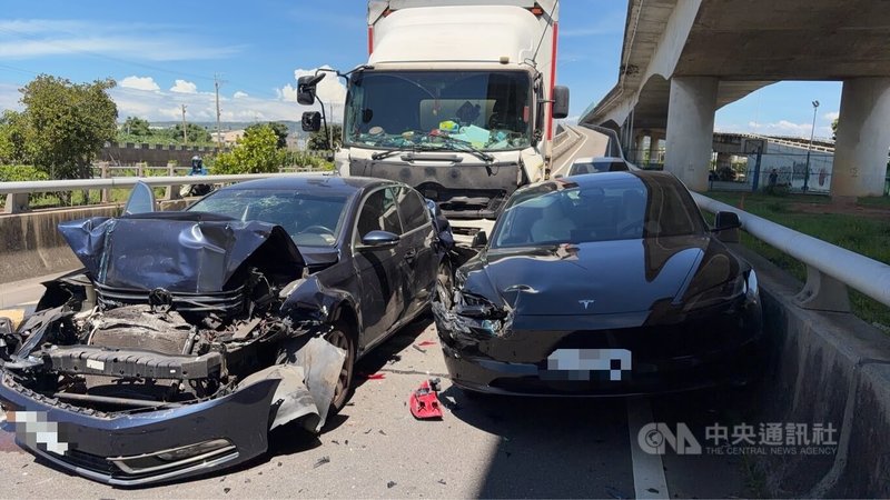 台中市龍井區向上路一處高架橋下橋處，30日下午發生多車連環撞事故，現場一片狼藉。（翻攝照片）中央社記者蘇木春傳真　115年6月30日