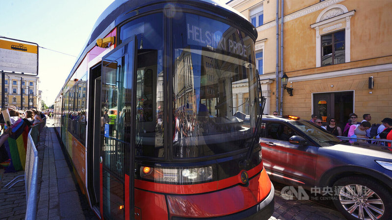 節日限定的「HELSINKI PRIDE」字樣的彩虹電車行經市區，僅限年長和行動不便者入座，參加遊行，展現對多元性別的包容與支持。中央社記者巫祈麟赫爾辛基攝　115年6月30日