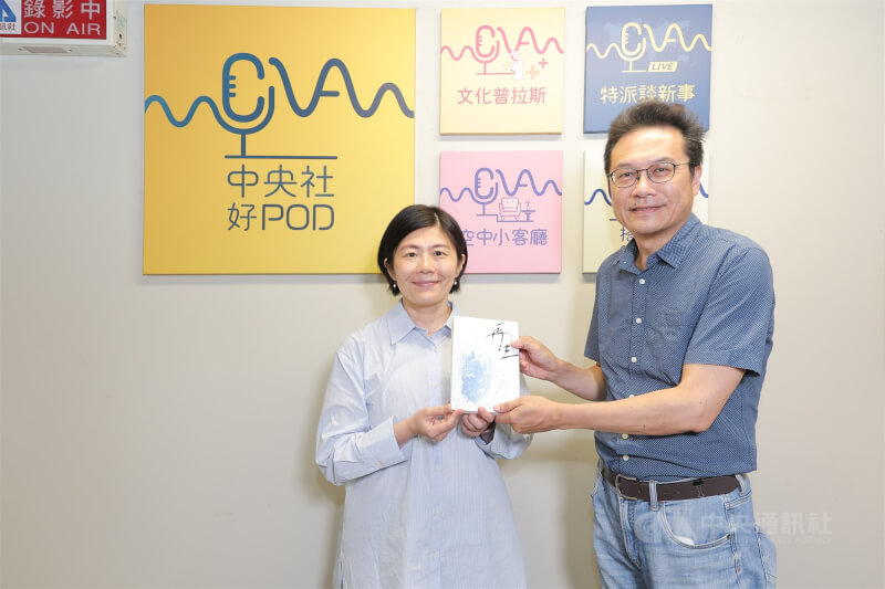 主持人邱祖胤（右）與作家劉梓潔（左）分享新出版的書籍《再生》，暢談他的創作歷程。中央社記者翁睿坤攝 115年06月05日