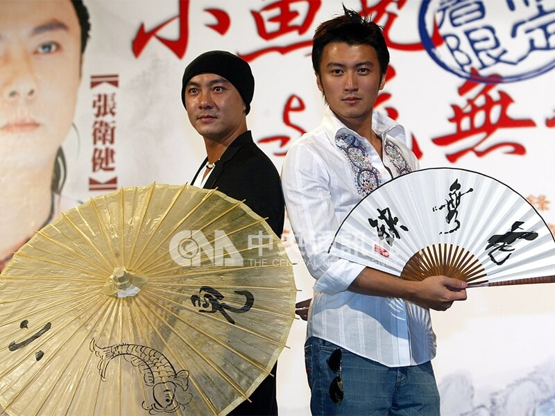 暑期8點檔「小魚兒與花無缺」在台開播,改編自古龍武俠小說「絕代雙驕」,張衛健(左)飾小魚兒、謝霆鋒(右)飾花無缺。中央社記者鄭傑文攝 94年6月20日