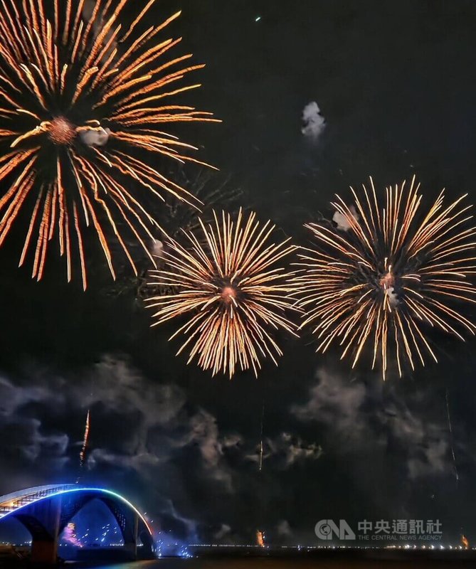 澎湖國際海上花火節「陸軍之夜」30日晚間在觀音亭園區熱鬧登場，陸軍軍樂隊、儀隊跨海前來演出，還有無人機燈光秀及海上煙火展演。中央社　115年6月30日