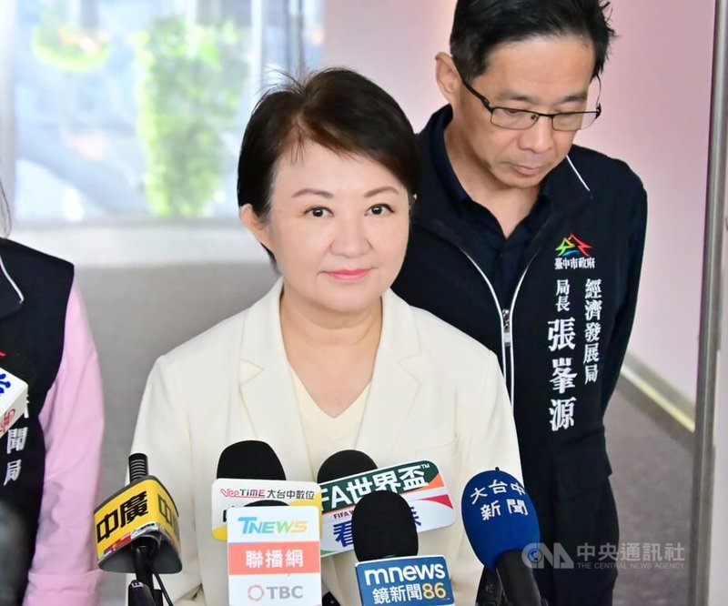 台中市長盧秀燕（前）力挺立法院國民黨團提出的無人機條例草案，她30日接受媒體聯訪表示，為打造下一步的護國神山產業，造山者要有決心及行動，藍版從優從寬，希望行政院或民進黨跟進。中央社記者郝雪卿攝   115年6月30日