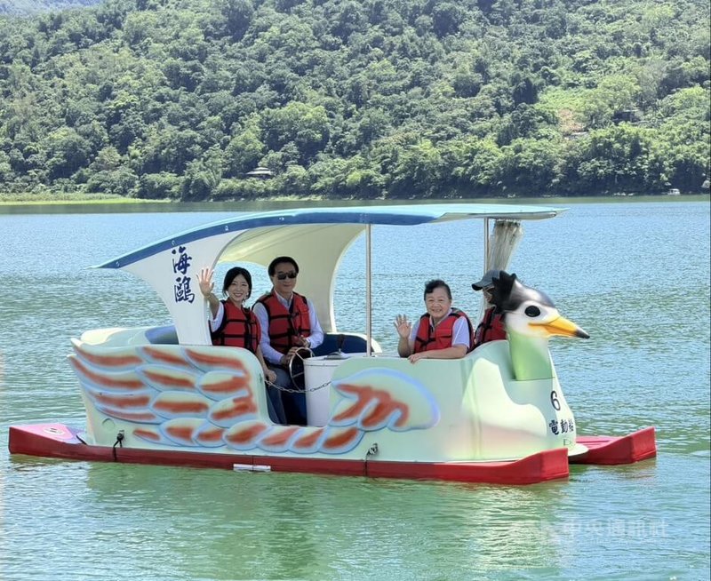 花蓮鯉魚潭風景遊憩區天鵝船等浮具恢復營業，縣府觀光處30日在鯉魚潭舉行天鵝船新啟航典禮，邀請擔任花蓮旅宿代言人的中職台鋼雄鷹啦啦隊韓國籍成員安芝儇（左）站台，搭乘電動天鵝船。中央社記者張祈攝　115年6月30日