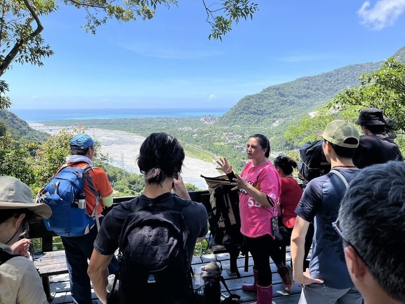 配合內政部國家公園署推動「低碳永續登山」理念,選定太魯閣國家公園大同大禮步道作為推廣示範路線之一,由當地太魯閣族人為遊客導覽。(太管處提供)中央社記者張祈傳真 115年7月1日