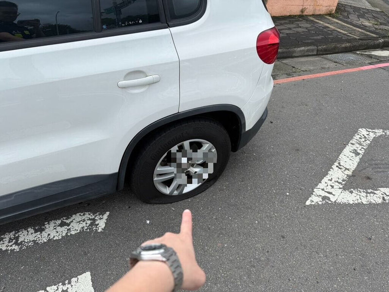 國道1號竹北至湖口路段近日發生散落物致車輛受損案，國道公路警察局第二公路警察大隊1日表示，截至目前受理27件民眾報案，已調閱相關影像分析，持續過濾追查相關肇事車輛。（警方提供）中央社記者郭宣彣傳真　115年7月1日