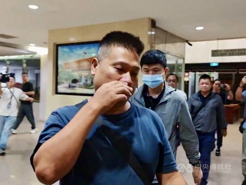 檢警偵辦安心幣商詐騙案，查出8名員警疑接受飲宴、餽贈等不正利益，並涉違反個資法、洩密。北檢6月30日搜索、約談8名涉案員警，訊後聲押李姓偵查佐（圖）聲押，諭令5名員警交保，其餘被告漏夜偵訊中。中央社記者林長順攝 115年7月1日