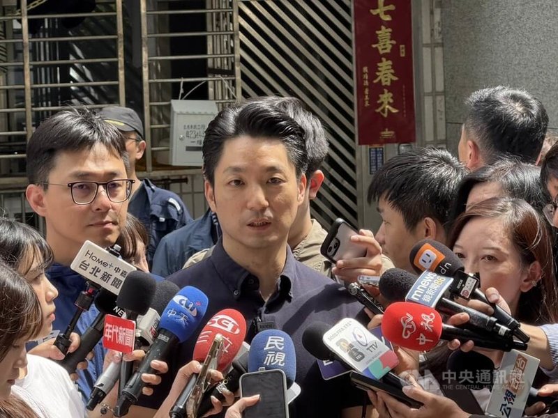 對於西門町商圈2支紅色遮陽傘遭批評陽春，台北市長蔣萬安（中）1日受訪表示，市府會持續彙整各方意見，看看設置地點及型態可以如何調整、精進。中央社記者陳昱婷攝　115年7月1日