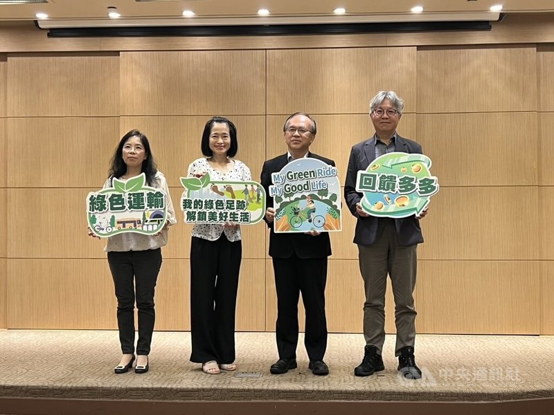 Uber1日下午將在北投推免費機車短程移動體驗。交通部次長陳彥伯(右2)說,政府不允許機車違法從事商業載客的活動,即使是以文化體驗包裝,但仍應依營運樣態事實認定。中央社記者黃巧雯攝 115年7月1日